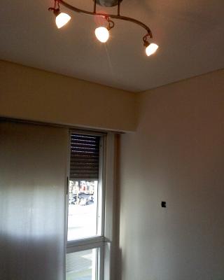 trabajo de pintura satinada y colocacion de luces tactiles